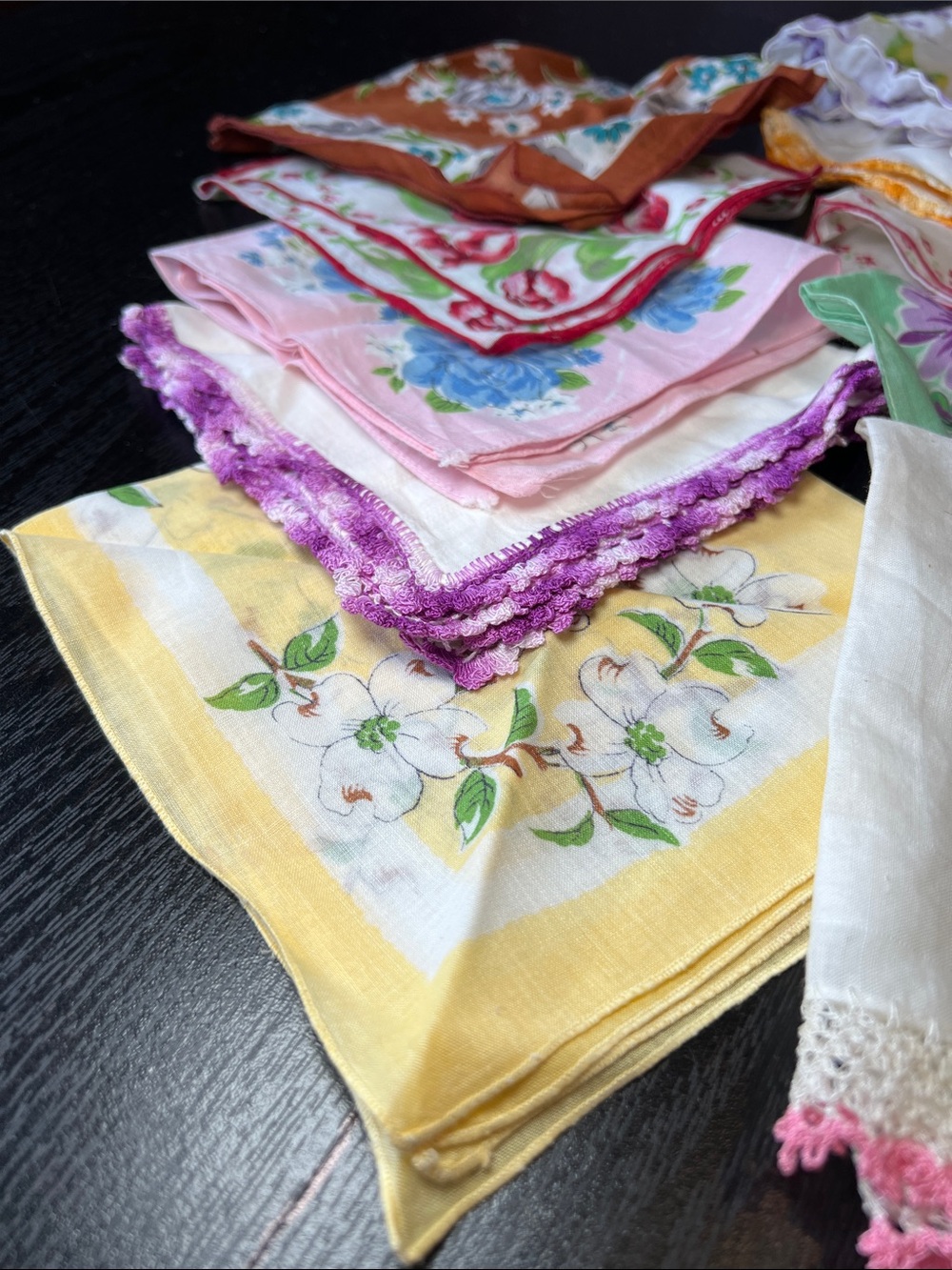 Lot of Vintage Assorted Colorful Kitsch Floral Handkerchiefs Hankies - Picture 4 of 17